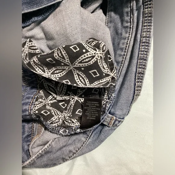 White House Black Market Blanc Light Wash Capri Jeans Size 4 - Picture 6 of 11